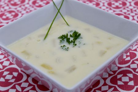 Un bol de velouté ou crème d'asperges blanches