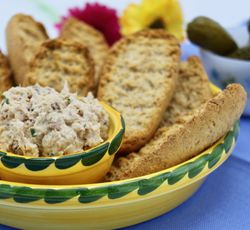 Rillettes de thon maison accompagnées de petits pains style toast et cornichons