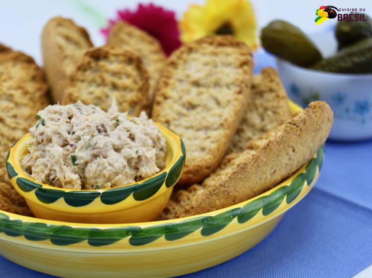 Rillettes de thon maison accompagnées de petits pains style toast et cornichons