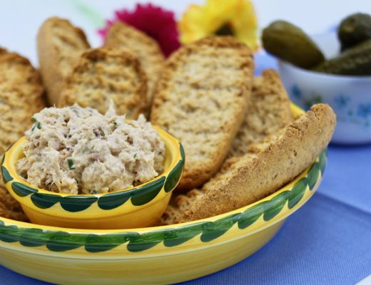 Rillettes de thon maison accompagnées de petits pains style toast et cornichons