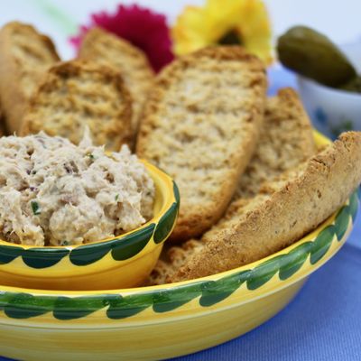 Rillettes de thon maison accompagnées de petits pains style toast et cornichons