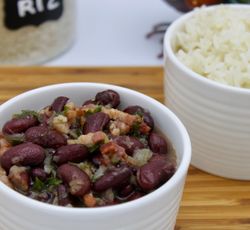 Des haricots rouges servis avec du riz
