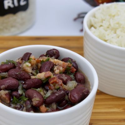 Des haricots rouges servis avec du riz