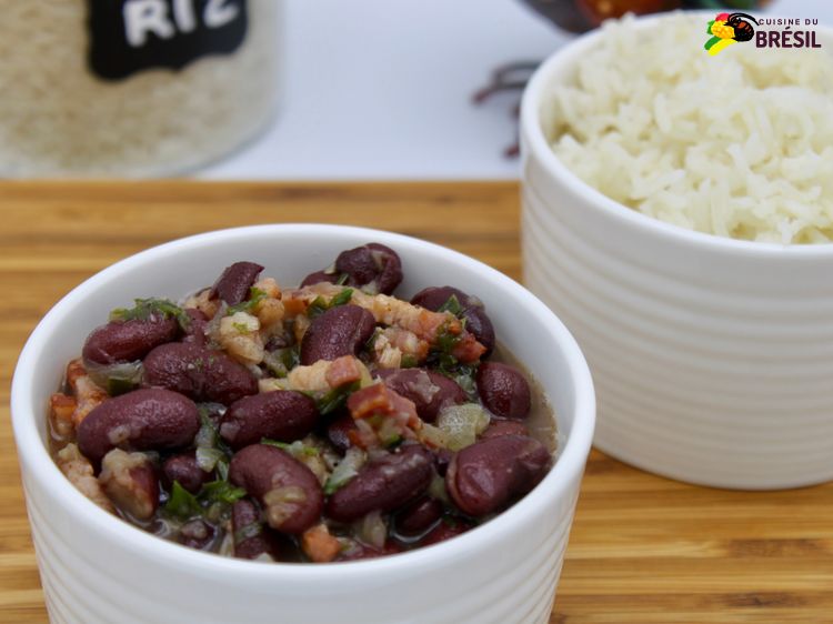 Des haricots servis avec du riz