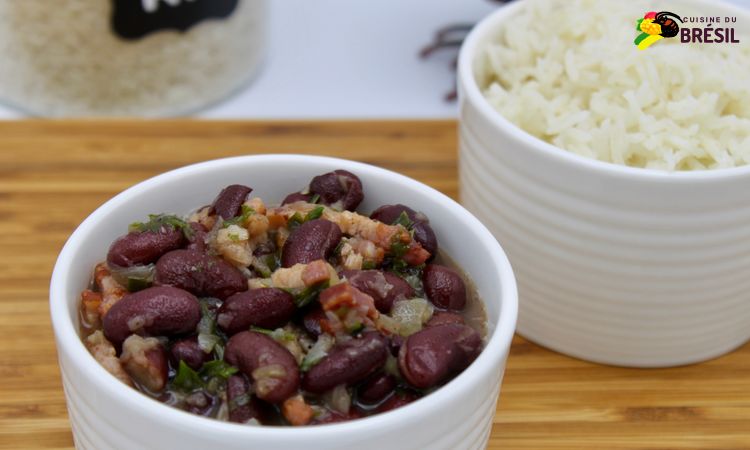 Des haricots rouges servis avec du riz