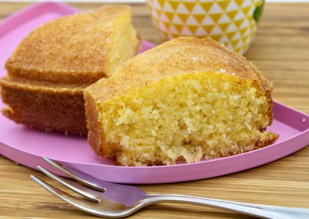 Un morceau de gâteau avec de la farine de maïs (polenta)