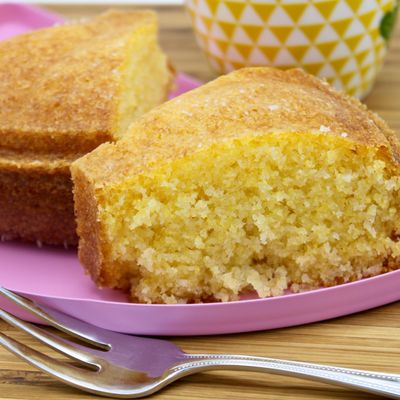 Un morceau de gâteau avec de la farine de maïs (polenta)