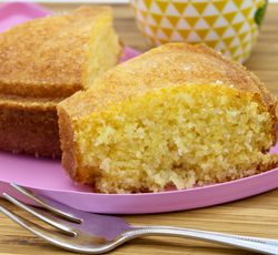 Un morceau de gâteau avec de la farine de maïs (polenta)