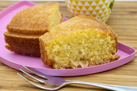 Un morceau de gâteau avec de la farine de maïs (polenta)