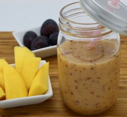 Smoothie fait avec mangue et prunes fraiches