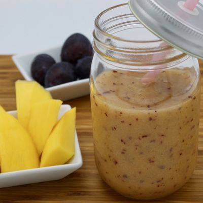 Smoothie fait avec mangue et prunes fraiches