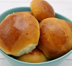 Un grand bol avec 6 à 7 petits pains sucrés