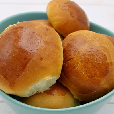 Un grand bol avec 6 à 7 petits pains sucrés