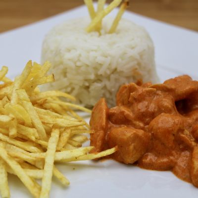 Stroganoff de poulet accompagné de riz blanc pilaf et chips allumettes 