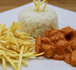 Stroganoff de poulet accompagné de riz blanc pilaf et chips allumettes 