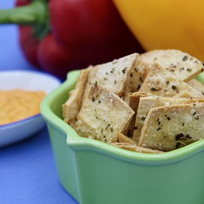 Chips faites maison avec des tortillas, de l'origan et du parmesan