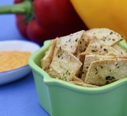 Chips faites maison avec des tortillas, de l'origan et du parmesan