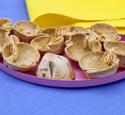 Plusieurs petits paniers croustillants faits avec des tortillas