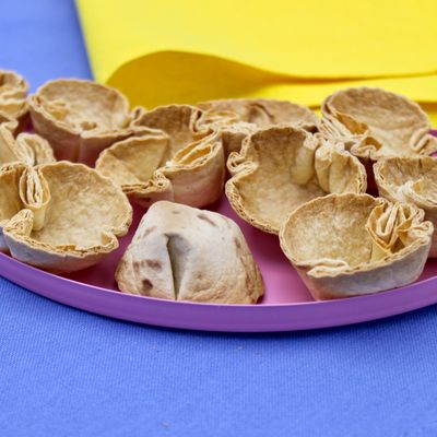 Plusieurs petits paniers croustillants faits avec des tortillas