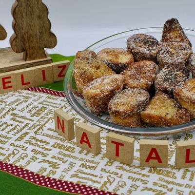 Rabanadas saupoudrées avec du sucre et de la cannelle