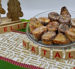 Rabanadas saupoudrées avec du sucre et de la cannelle