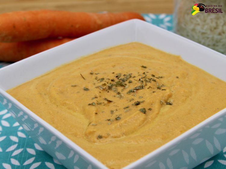 Un bol de soupe aux carottes avec un peu de persil séché saupoudré par dessus