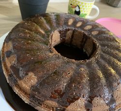 Gâteau au chocolat économique nappé au chocolat