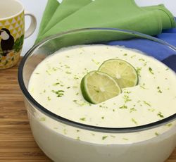 Mousse au citron vert faite avec du lait concentré sucré et de la crème fraîche