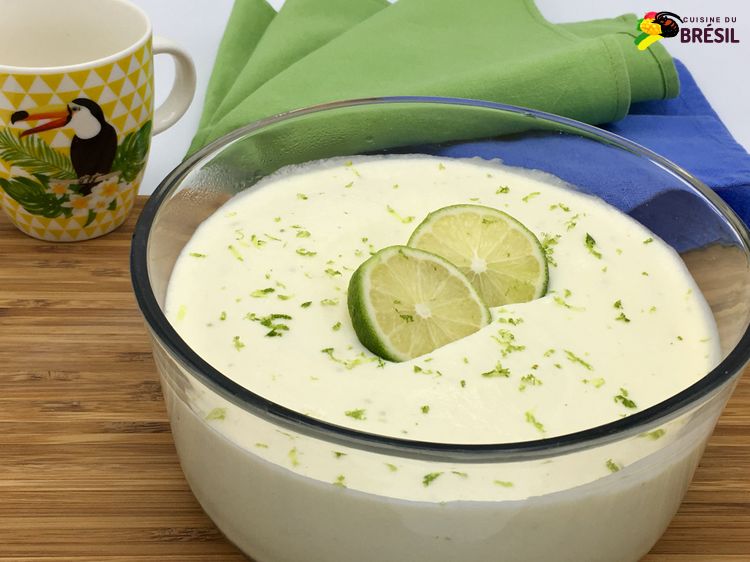 Mousse au citron vert faite avec du lait concentré sucré et de la crème fraîche