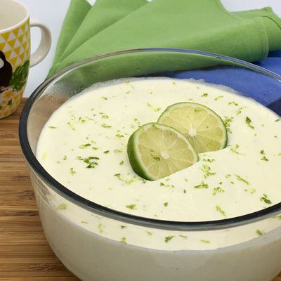 Mousse au citron vert faite avec du lait concentré sucré et de la crème fraîche