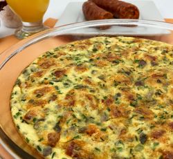 Omelette au four avec du chorizo fort, de l'emmental, de l'oignon rouge et de la ciboulette