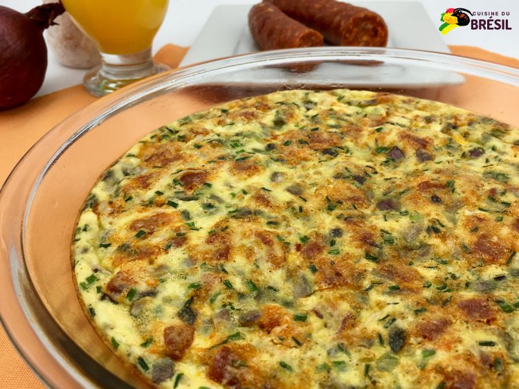 Omelette au four avec du chorizo fort, de l'emmental, de l'oignon rouge et de la ciboulette