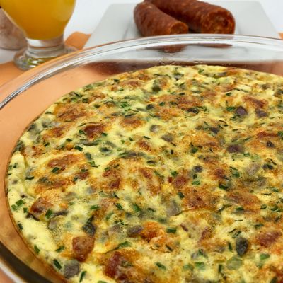 Omelette au four avec du chorizo fort, de l'emmental, de l'oignon rouge et de la ciboulette