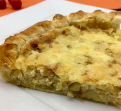 Un morceau de tarte aux échalotes et pommes de terre gratinée au tomme de montagne
