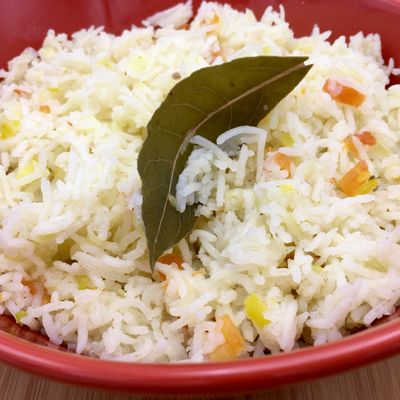 Riz basmati cuit au microonde avec du poireau et de la tomate
