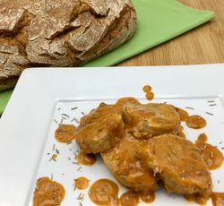 Des tranches de filet mignon avec sauce à l'orange et du pain de campagne