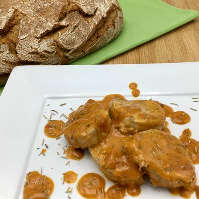 Des tranches de filet mignon avec sauce à l'orange et du pain de campagne