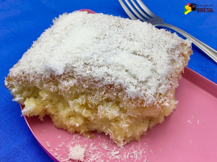 Un morceau de gâteau froid brésilien à la noix de coco