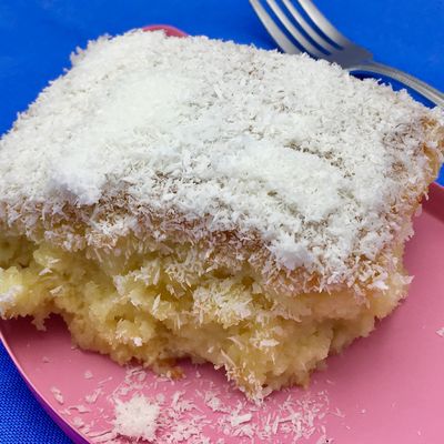 Un morceau de gâteau froid brésilien à la noix de coco