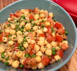 Salade de pois chiches avec tomates, oignons, petits pois et persil