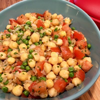 Salade de pois chiches avec tomates, oignons, petits pois et persil