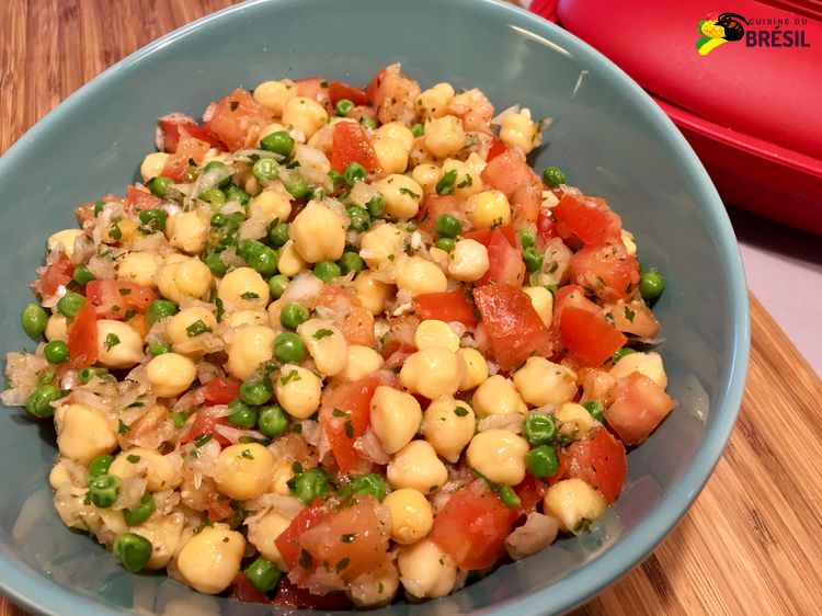 Salade de pois chiches avec tomates, oignons, petits pois et persil