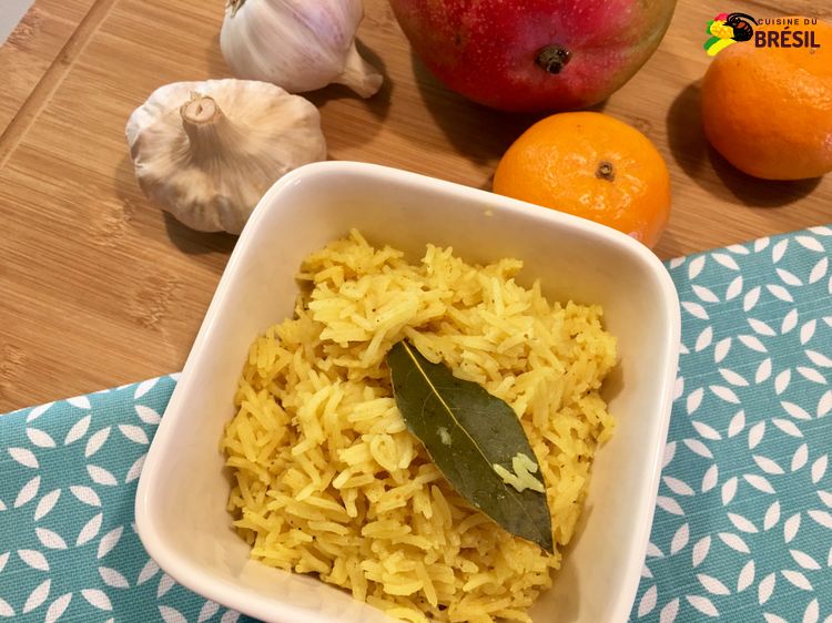 Un bol de riz basmati au curry préparé style pilaf