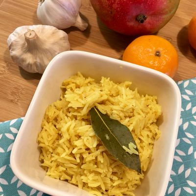 Un bol de riz basmati au curry préparé style pilaf