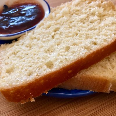 2 tranches de pain de mie maison servis avec de la confiture aux prunes