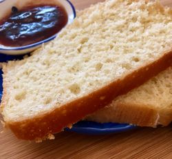 2 tranches de pain de mie maison servis avec de la confiture aux prunes