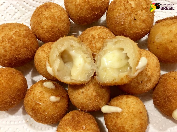 Des petites croquettes de fromage et une croquette coupée avec un cœur fondant au fromage