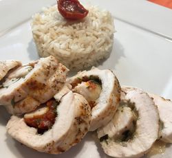 Poulet farci aux tomates séchées et 3 fromages coupé en tranches