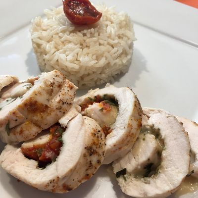 Poulet farci aux tomates séchées et 3 fromages coupé en tranches