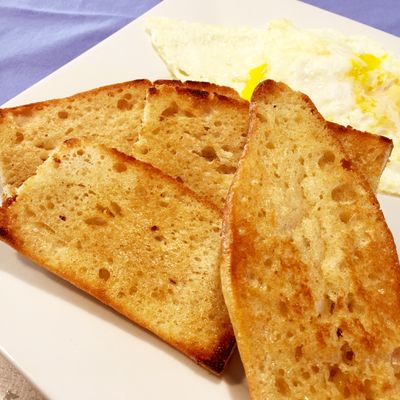 Pão na chapa (pain grillé) avec des œufs